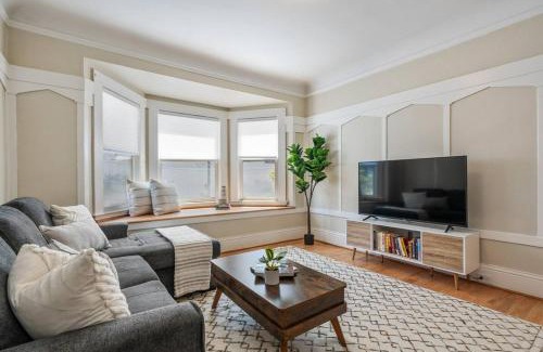 Richmond District House | Super Convenient 1br City Pad With Garage Parking