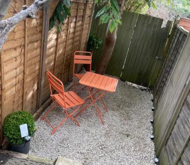Raynes Park Apartment | SUPER CONVENIENT FOR CENTRAL LONDON - LARGE 2 DOUBLE BED apartment 30 seconds walk to platform train station and 19 mins to London Waterloo