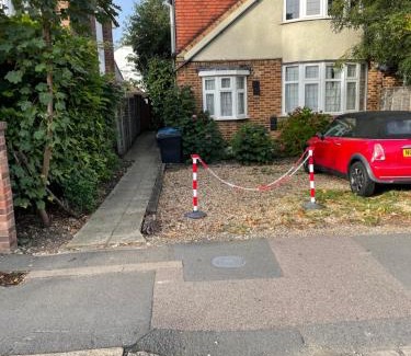 Raynes Park Apartment | SUPER CONVENIENT FOR CENTRAL LONDON - LARGE 2 DOUBLE BED apartment 30 seconds walk to platform train station and 19 mins to London Waterloo