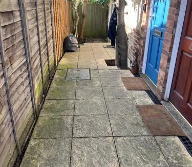Raynes Park Apartment | SUPER CONVENIENT FOR CENTRAL LONDON - LARGE 2 DOUBLE BED apartment 30 seconds walk to platform train station and 19 mins to London Waterloo
