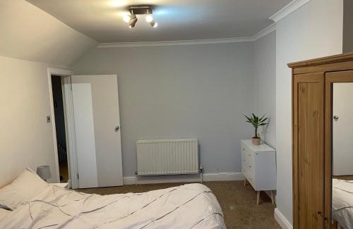 Raynes Park Apartment | SUPER CONVENIENT FOR CENTRAL LONDON - LARGE 2 DOUBLE BED apartment 30 seconds walk to platform train station and 19 mins to London Waterloo