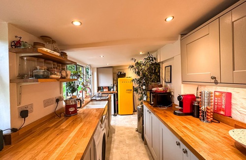 Alton Barnes Cottage | Super cosy 17thC Grade II thatched cottage