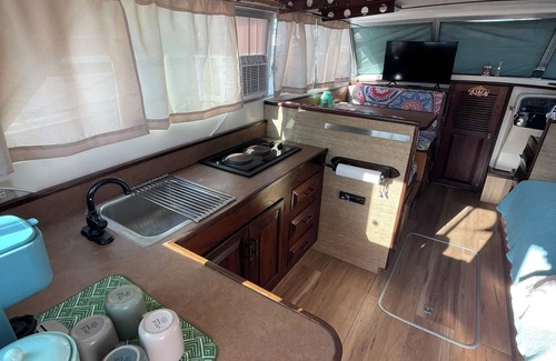 Key West Boat Rental | Super-cozy boat in 5 Star Key West Marina.