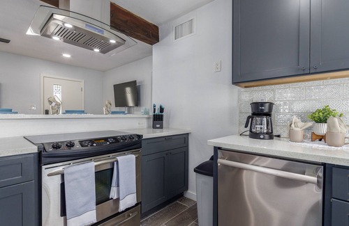 Encanto House | Super Cute House in Coronado District! Walk to Banner University Hospital!