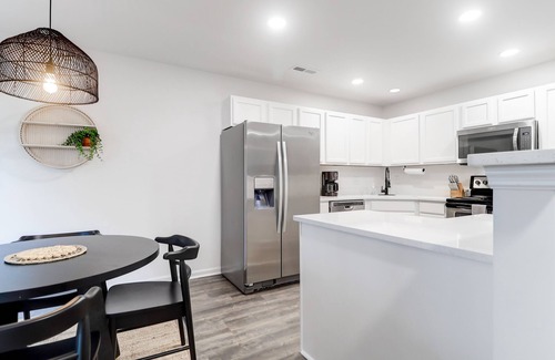Charleston House | Super cute townhome close to all the best Charleston has to offer!