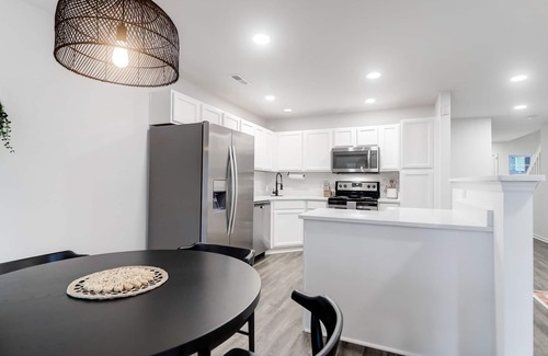 Charleston House | Super cute townhome close to all the best Charleston has to offer!