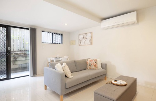 Sunnybank Apartment | Super Host! 1 Bedroom, Restaurants and Train!