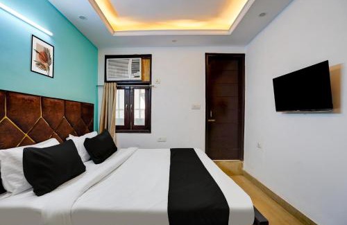 Sainik Farm Hotel | Super Hotel O Silver Key KD plaza Near Saket Metro station
