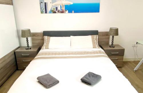 Lewisham House | Super Large Ensuite Bedroom in Penthouse-Max 3 ppl