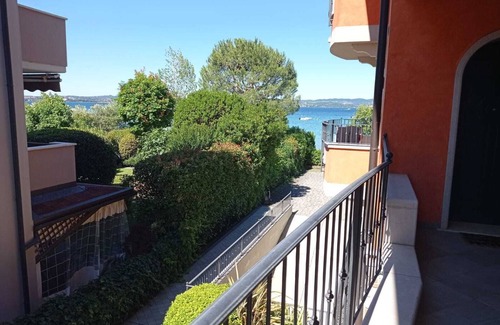 Sirmione Apartment | Super location beach pool and jacuzzi by the lake -very relaxing
