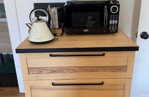 Emeryville House | Super Location Clean Stylish Sunny & New Bathroom