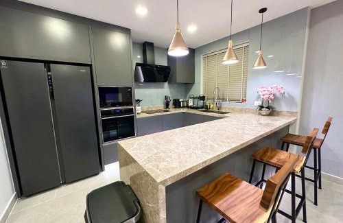 Central Pattaya Villa | Super Luxury 3 Bedroom Private Pool Villa with Jacuzzi, Near 711, 10 minutes to Walking Street and Pattaya Beach - MT8