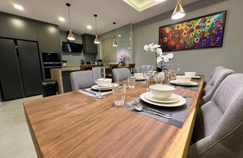 Central Pattaya Villa | Super Luxury 3 Bedroom Private Pool Villa with Jacuzzi, Near 711, 10 minutes to Walking Street and Pattaya Beach - MT8