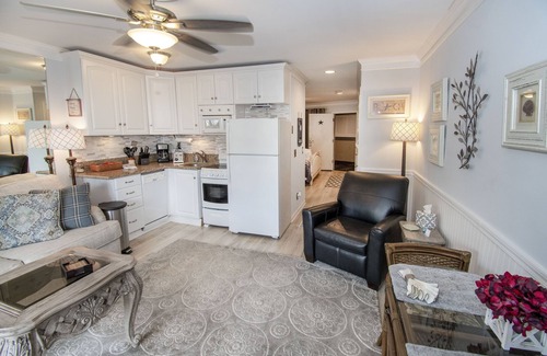 Hilton Head Island Condo | SUPER NICE! New King Bed! Great Ocean View!1 BD ~ 1 BA, 2 Bikes! #136