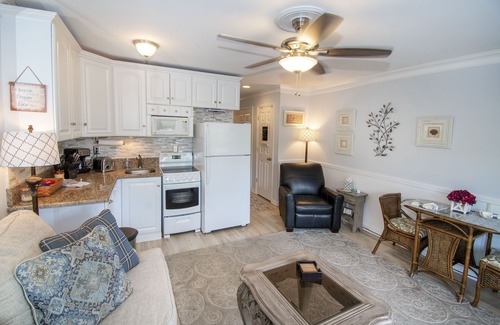 Hilton Head Island Condo | SUPER NICE! New King Bed! Great Ocean View!1 BD ~ 1 BA, 2 Bikes! #136