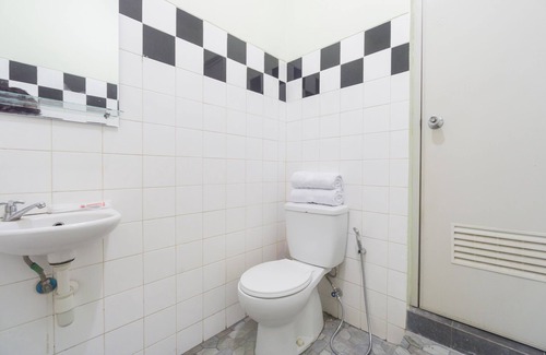 Binong Hotel | Super OYO 2110 Rotterdam Guest House