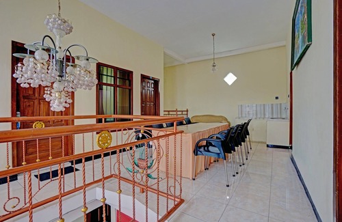 Sidomulyo Hotel | Super OYO 90488 Harwin Homestay