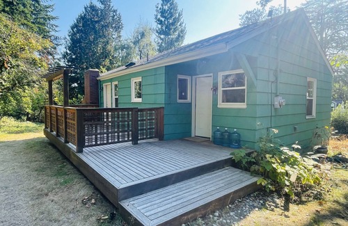 Haller Lake House | Super Privacy Lakeshore Forest Home with Whole House Air Conditioners