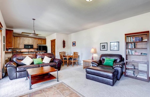Four O'Clock House | Super Ski Pad - Ski in, Ski Out, Walk to Town.