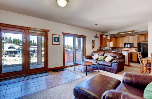 Four O'Clock House | Super Ski Pad - Ski in, Ski Out, Walk to Town.