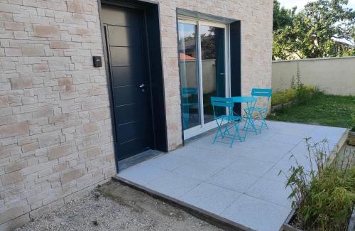 Lozanne Apartment | Super studio rez de jardin avec extérieur