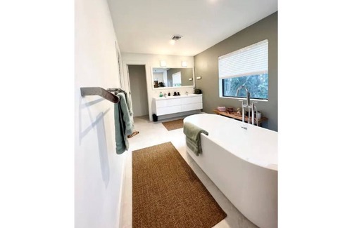 Edgewood Villa | Super stylish 4 Bedrooms 4 baths Villa with a pool
