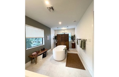 Edgewood Villa | Super stylish 4 Bedrooms 4 baths Villa with a pool