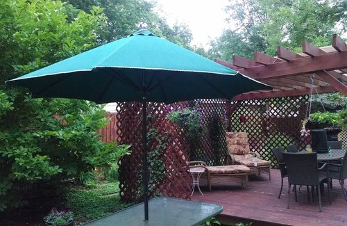 Des Moines Apartment | Super Sweet 1 Queen/private bath/laundry close to I-235 and all hospitals