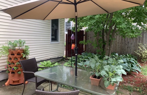 Des Moines Apartment | Super Sweet 1 Queen/private bath/laundry close to I-235 and all hospitals