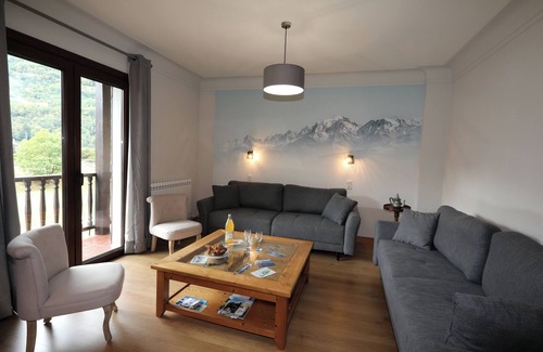 Luz-Saint-Sauveur Apartment | Superb 12-15 person apartment with garden