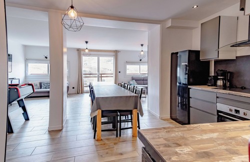 Mont-de-Lans Apartment | Superb 16/18 person apartment with sauna, at the foot of the chairlift, WiFi, table soccer
