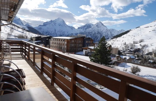 Mont-de-Lans Apartment | Superb 16/18 person apartment with sauna, at the foot of the chairlift, WiFi, table soccer