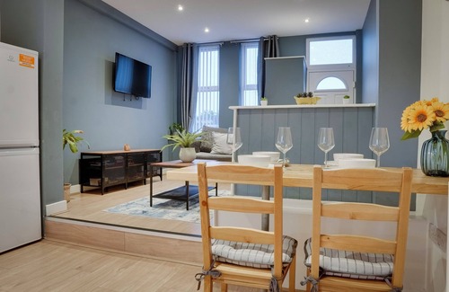 Birkenhead House | Superb 2 bedroom house - minutes to City Centre