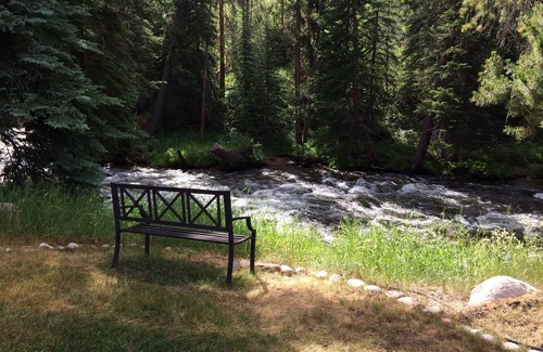 Vail House | Superb 3 BR Townhome on the Creek at Casa Del Sol by Free Bus Line to Slopes
