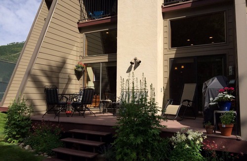 Vail House | Superb 3 BR Townhome on the Creek at Casa Del Sol by Free Bus Line to Slopes