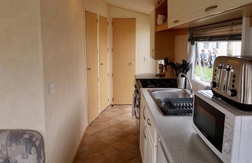 Walton on the Naze House | Superb 6 berth caravan at Naze Marine Holiday Park in Essex ref 17104P