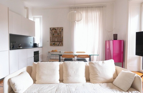 Central Station Apartment | Superb and Charming apartment in central Milan with piazza views.