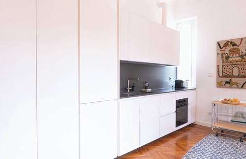 Central Station Apartment | Superb and Charming apartment in central Milan with piazza views.