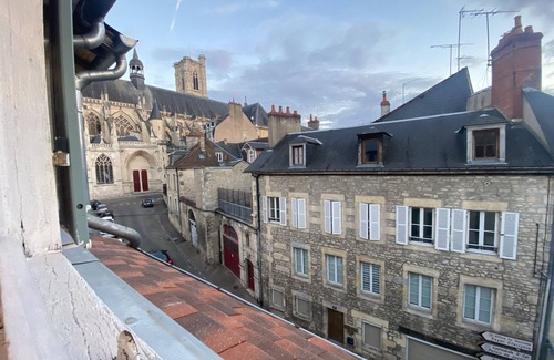 Nevers Apartment | Superb apartment at the foot of the cathedral.