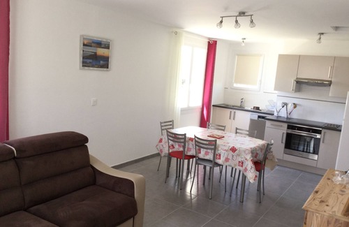 Portiragnes-Plage Apartment | Superb apartment in villa open view south 200 meters from the beach!