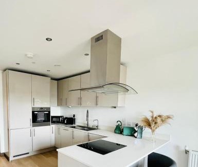 Maidstone Apartment | Superb Apartment In Maidstone With Balcony View - Private Parking