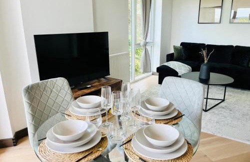 Maidstone Apartment | Superb Apartment In Maidstone With Balcony View - Private Parking