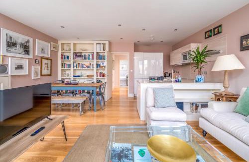 Golborne Apartment | Superb artist flat with free parking by Portobello