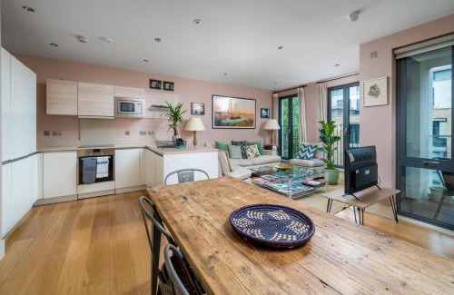 Golborne Apartment | Superb artist flat with free parking by Portobello
