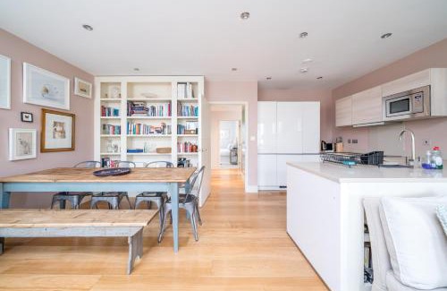 Golborne Apartment | Superb artist flat with free parking by Portobello