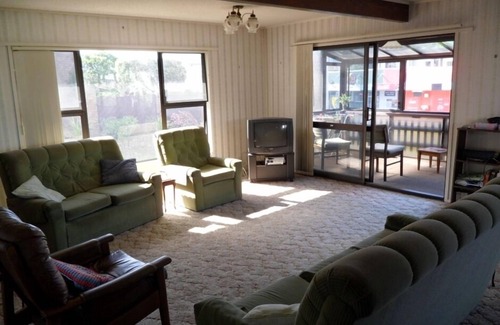 Omanu House | Superb beachside house, spot the surf rolling in.