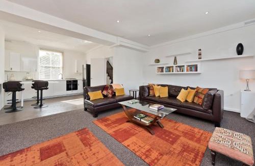 Askew Apartment | Superb bright Contemporary Apartment