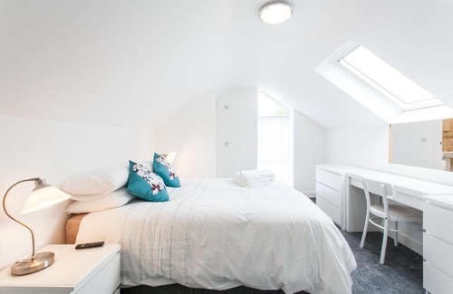 Llandaff Apartment | Superb Detached Coach House in Peaceful Location!