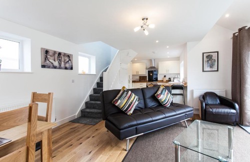 Llandaff Apartment | Superb Detached Coach House in Peaceful Location!