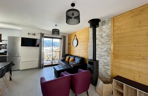 Formigueres Apartment | Superb duplex sleeps 8, quiet with garden, mountain view